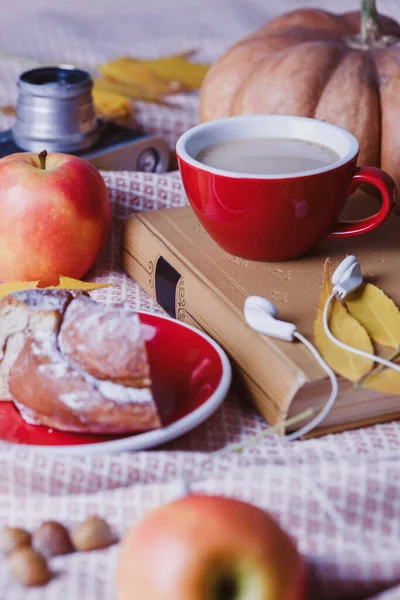Atmosferik Sonbahar Kahve Fincanı Çörek Balkabağı Elma Kitap Kulaklık Retro — Stok fotoğraf