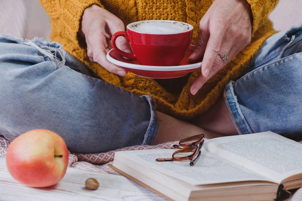 Stimmungsvoller Herbsthintergrund Mädchen Hält Tasse Kaffee Brötchen Kürbis Äpfel Buch — Stockfoto