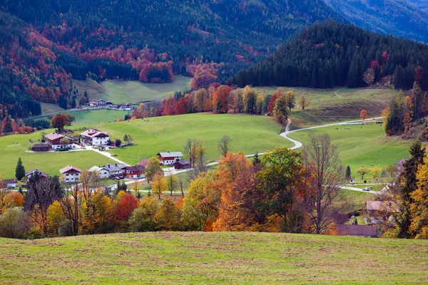 Efterår Landskab Smuk Udsigt Alpine Landsbyer Baggrund Bjerget - Stock-foto