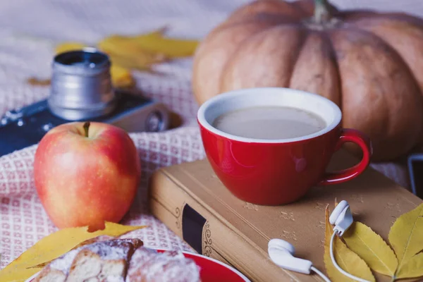 Atmosferische Herfst Achtergrond Kopje Koffie Broodje Pompoen Appels Boek Hoofdtelefoon — Stockfoto