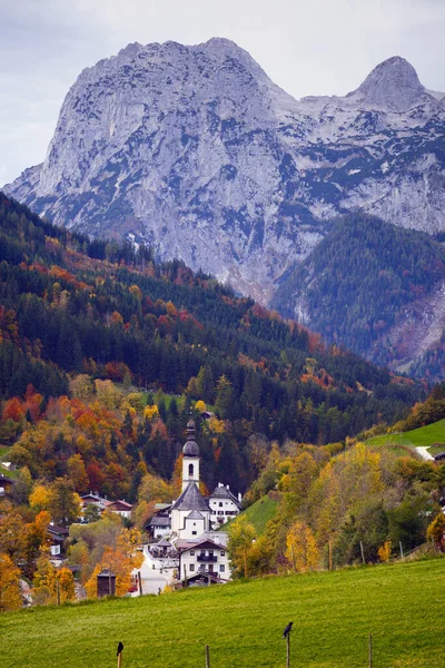 Sonbahar Manzarası Dağların Arka Planına Karşı Alp Köylerinin Güzel Manzarası — Stok fotoğraf