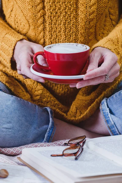 Stimmungsvoller Herbsthintergrund Mädchen Hält Tasse Kaffee Brötchen Kürbis Äpfel Buch — Stockfoto