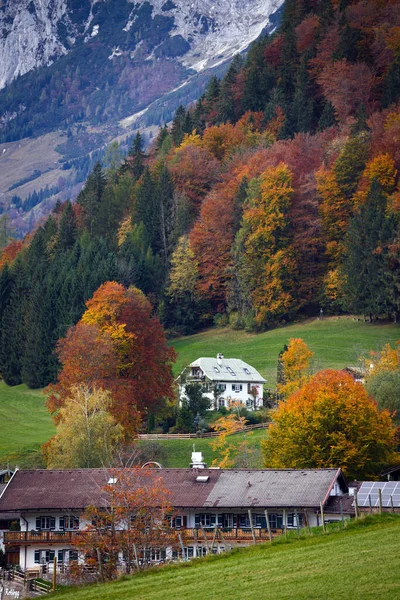 Herfst Landschap Prachtig Uitzicht Alpiene Dorpjes Tegen Achtergrond Van Bergen — Stockfoto