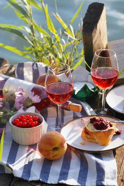 Sommaren Stilla Liv Picknick Träbrygga Vin Sinaboner Persikor Bok Med — Stockfoto