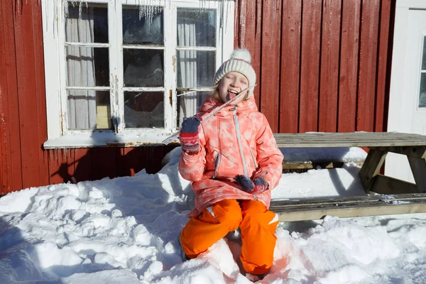 Inverno Una Bambina Norvegese Con Ghiacciolo Mano Norwa — Foto Stock