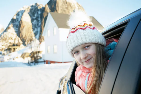 Heureuse Fille Souriante Regardant Par Fenêtre Voiture Lofoten Islands Norwa — Photo