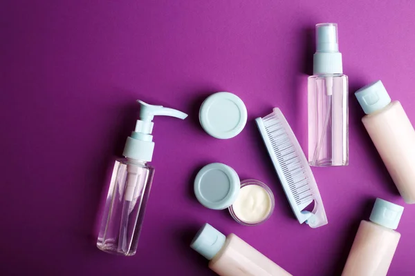 Travel Beauty Kit Een Paarse Achtergrond Shampoo Balsem Crème Lotion — Stockfoto