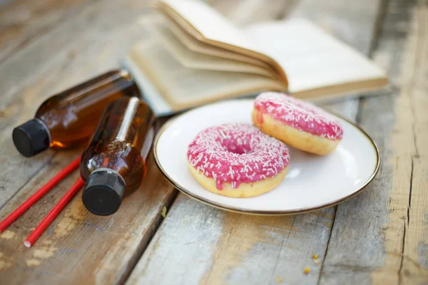 Sommer Stillleben Picknick Dorf Donuts Kalter Kaffee Wassermelone Buch Hut — Stockfoto