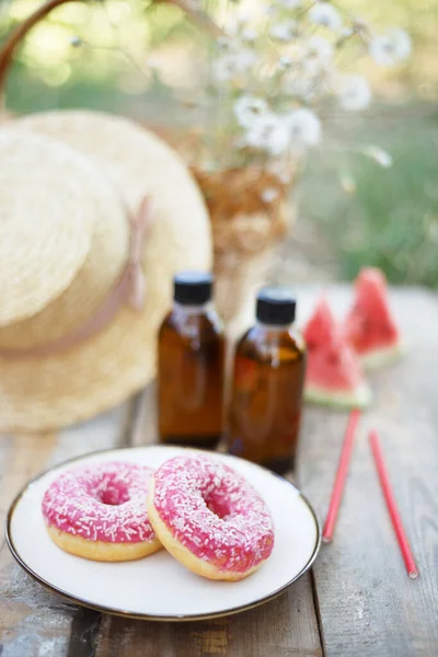 Sommer Stillleben Picknick Dorf Donuts Kalter Kaffee Wassermelone Buch Hut — Stockfoto