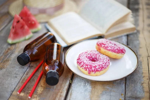 Sommer Stillleben Picknick Dorf Donuts Kalter Kaffee Wassermelone Buch Hut — Stockfoto