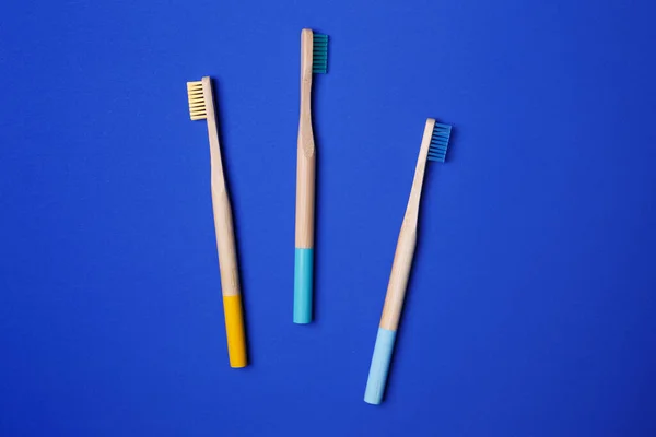 Sorge Für Die Umwelt Helle Hölzerne Zahnbürsten Auf Blauem Grund — Stockfoto