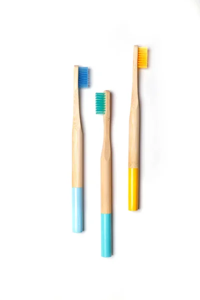 Sorge Für Die Umwelt Helle Hölzerne Zahnbürsten Auf Weißem Hintergrund — Stockfoto