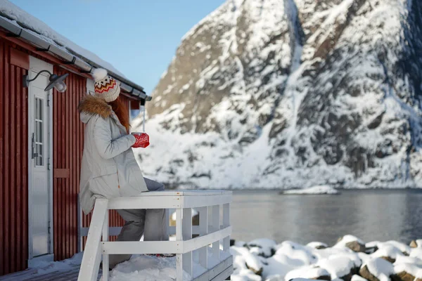 Vinter Flicka Med Kopp Bakgrunden Rorbu Lofoten Öarna Norwa — Stockfoto