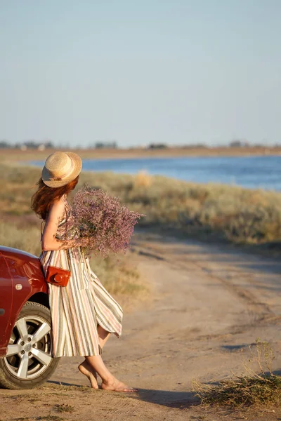 Girl Hat Bouquet Background Sea Holidays Car Trave — Stock Photo, Image