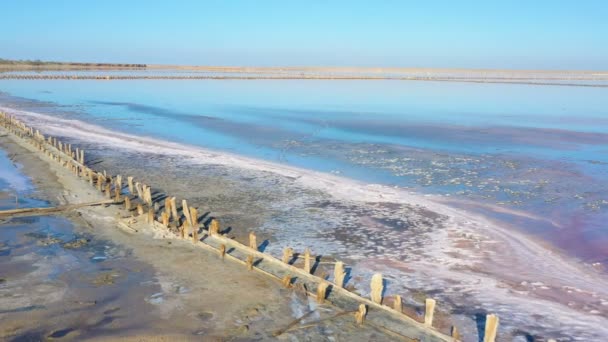 Lago Salato Rosa Con Pilastri Legno Estrazione Del Sale Abbandonato — Video Stock