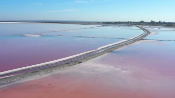 Růžové Slané Jezero Dřevěnými Pilíři Opuštěné Továrny Těžbu Soli Letecký — Stock video