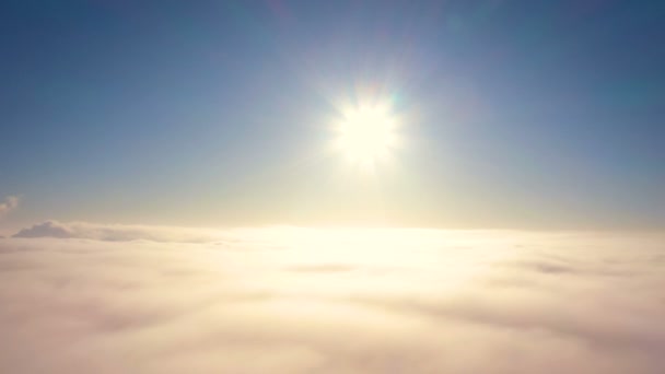 Stralende Zon Heldere Blauwe Lucht Tijdens Het Vliegen Boven Bewolkte — Stockvideo