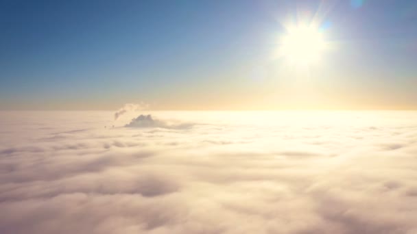 Stralende Zon Heldere Blauwe Lucht Tijdens Het Vliegen Boven Bewolkte — Stockvideo