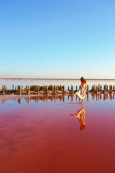 Chica Posando Atardecer Famoso Lago Sal Rosa Reflexión Lak — Foto de Stock