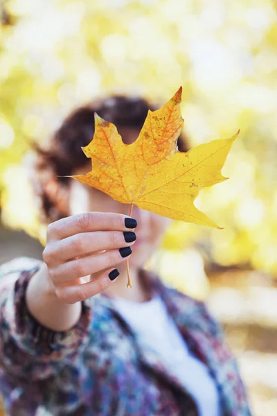 Herfst Meisje Houdt Een Esdoorn Gele Lea — Stockfoto