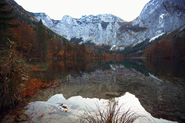 Paisaje Con Hermoso Lago Montaña Con Reflejo Autum — Foto de Stock