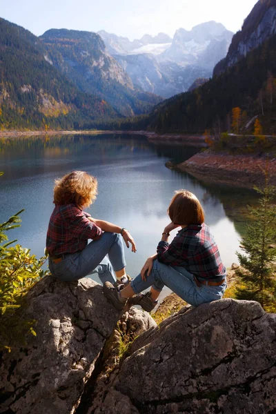 Viagem Montanha Duas Meninas Felizes Fundo Lago Montanha Montanhas Backgroun — Fotografia de Stock
