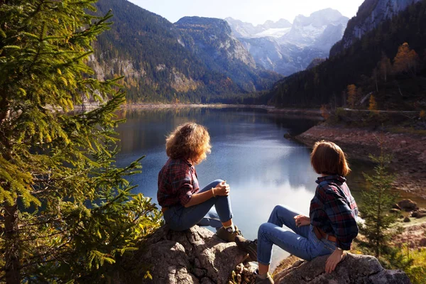 登山之旅 两个快乐的女孩在一座山湖畔 而另一个则在一座山后 — 图库照片