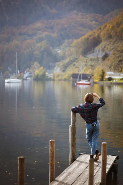 Teenager Mädchen Steht Auf Einem Steg Seeufer Und Hintergrund Die — Stockfoto