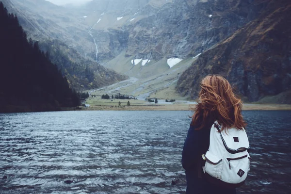 Menina Com Uma Mochila Fica Margem Lago Montanha — Fotografia de Stock