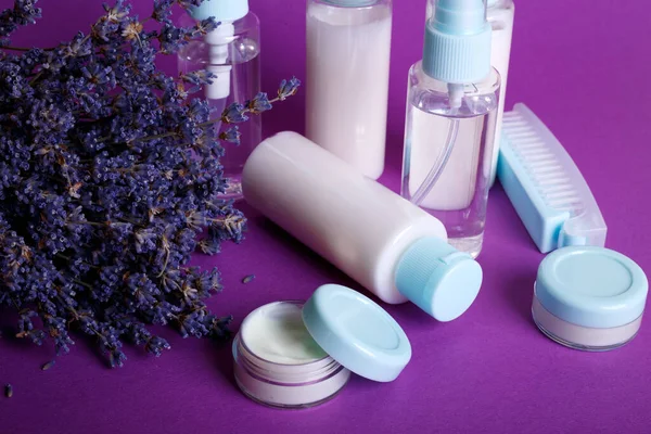 Kit Belleza Viaje Sobre Fondo Morado Champú Bálsamo Crema Loción — Foto de Stock