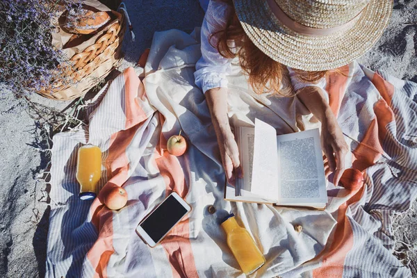 Zomer Picknick Aan Zee Mand Voor Een Picknick Met Broodjes — Stockfoto