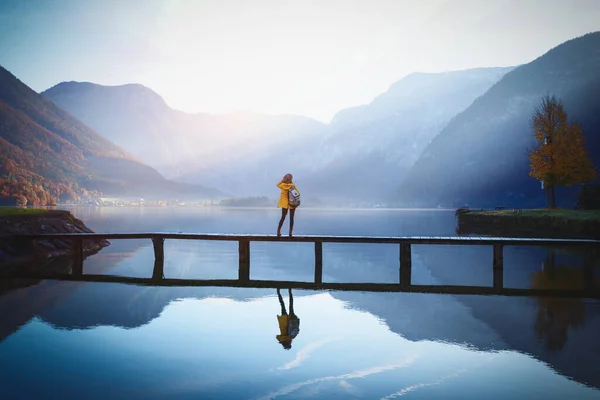Menina Fica Uma Ponte Madeira Lago Montanha Início Manhã Bela — Fotografia de Stock