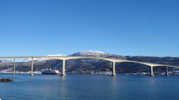 Finnsnes Troms Norway Mart 2019 Finnsnes Köprüsü Altında Hurtigruten Yolcu — Stok video