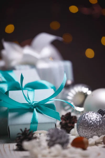 Kerstmis Een Groep Geschenken Achtergrond Van Slinger — Stockfoto