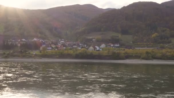 Csónak Úszik Duna Mellett Őszi Wachau Völgyben Ausztria — Stock videók