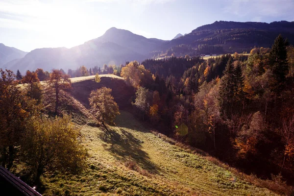 Schöne Landschaft Strahlender Sonnenaufgang Den Bergen Schöne Silhouetten Des Berges — Stockfoto