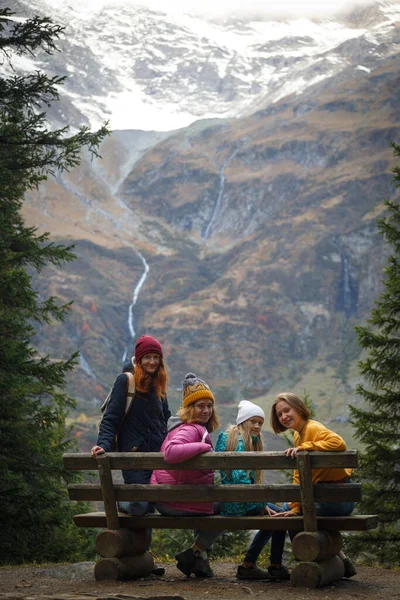 Mountain Trip Family Mountains Sits Bench Looks Mountain — Stock Photo, Image