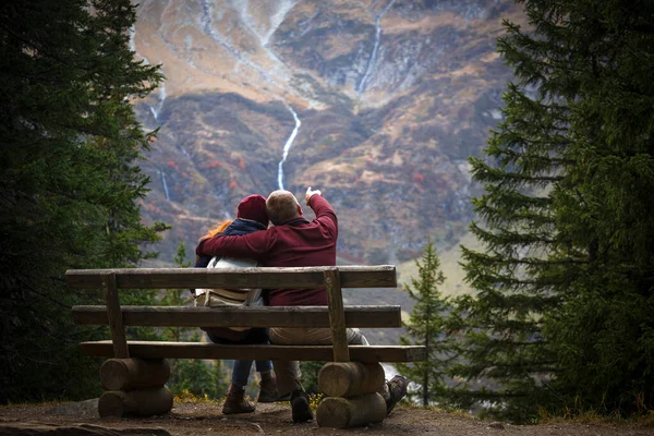 Mountain Trip Family Mountains Sits Bench Looks Mountain — Stock Photo, Image