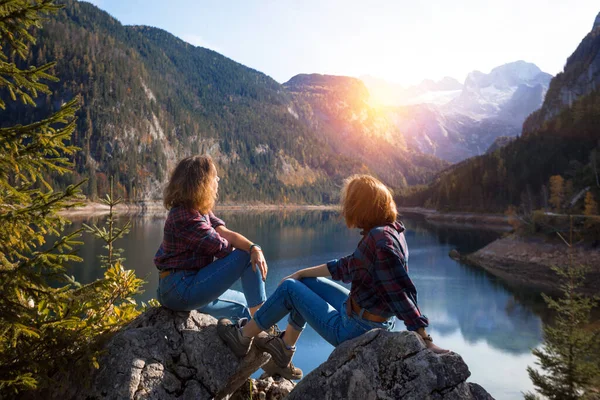 Viagem Montanha Duas Meninas Felizes Fundo Lago Montanha Montanhas Backgroun — Fotografia de Stock