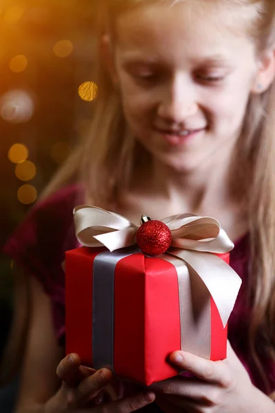 Fille Tenant Cadeaux Noël Dans Les Mains Heureux Nouveau Oui — Photo