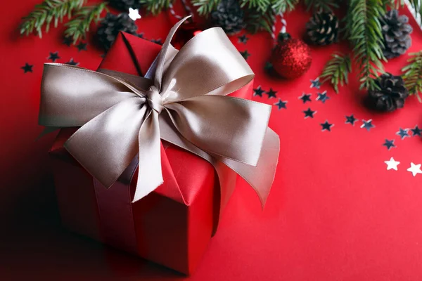 Vorbereitung Auf Den Urlaub Ein Geschenk Auf Rotem Hintergrund Weihnachten — Stockfoto