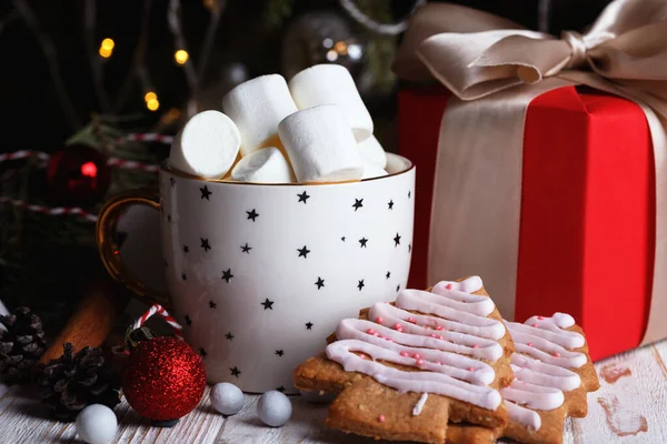 Kopp Kaffe Och Marshmallows Presenter Pepparkakor Och Juldekoration — Stockfoto