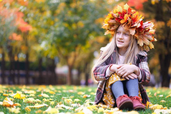黄色いカエデの葉のダイエムと一緒に公園で楽しい若い女の子 — ストック写真