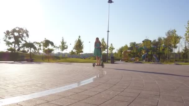 Anak Gadis Ceria Aktif Mengendarai Skuter Taman Kota Pagi — Stok Video