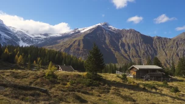 Cabina Legno Alta Montagna Nella Soleggiata Giornata Autunnale — Video Stock