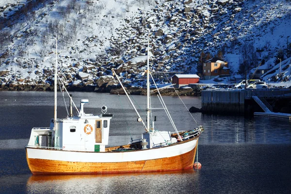 ロフテン島の冬の小さな湾 船とロルブ — ストック写真