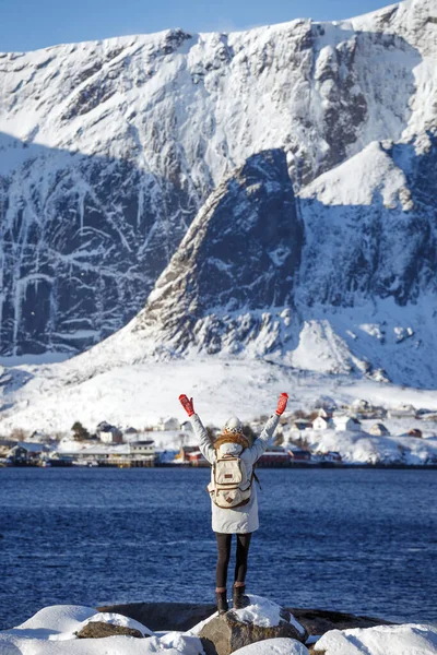 Vinter Flicka Promenader Längs Stranden Fjorden Lofoten Öarna Norwa — Stockfoto