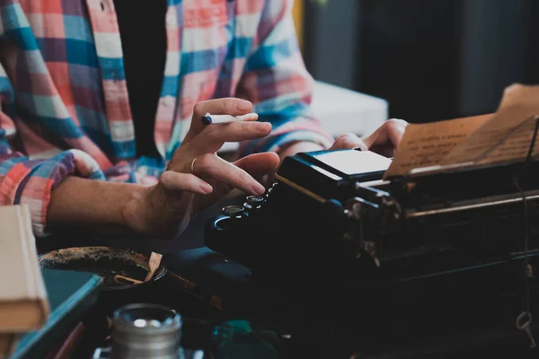 Красивый Старый Ретро Пишущая Машинка Крупным Планом Руки Чашку Кофе — стоковое фото