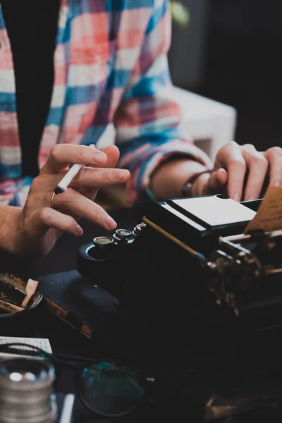 Красивый Старый Ретро Пишущая Машинка Крупным Планом Руки Чашку Кофе — стоковое фото