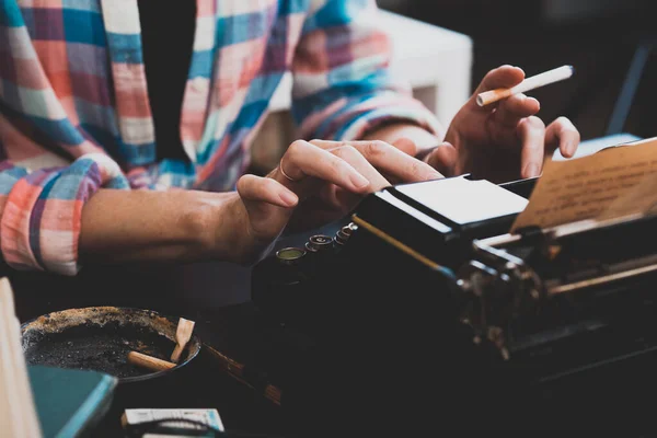 Uma Bela Velha Máquina Escrever Retro Close Mãos Uma Xícara — Fotografia de Stock